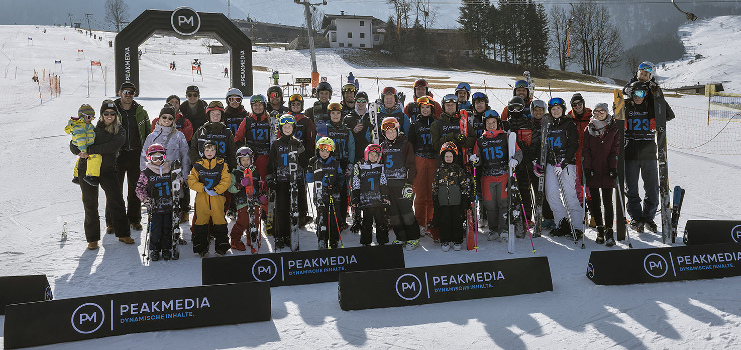 Gruppenbild von Peakmedia Mitarbeitern - Skitag 2022